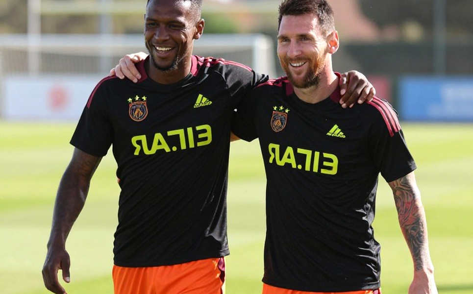 De Jong trở lại tập nhóm cùng Barcelona: điểm hạ cánh an toàn nằm sau El Clásico