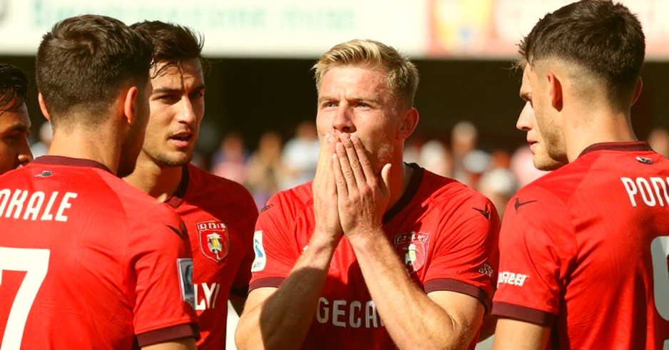 PSV thể hiện bản lĩnh tại Porto và thắng lần đầu ở Champions League